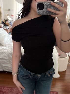 Aritzia Babaton Elegant Black Off-Shoulder Top